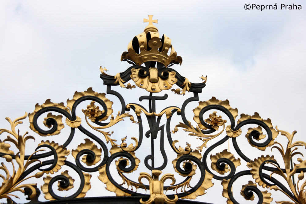 Marie Terezie, Pražský hrad, vstupní brána, mříž, první nádvoří, Perlička prasátka Pepříka
