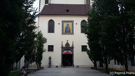 Františkánská zahrada, kostel Panny Marie Sněžné, portál
